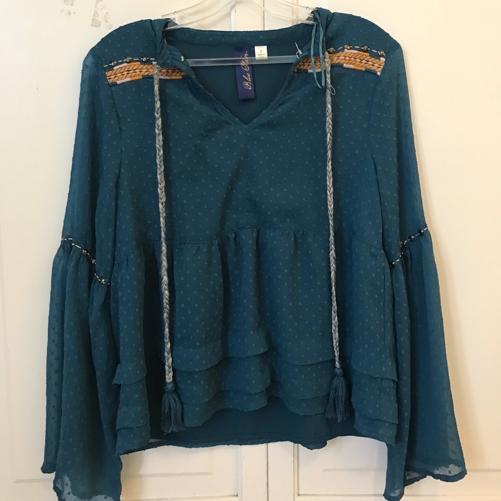 Textured/patterned blouse with bell sleeves